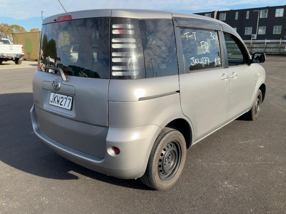 Photo '2' of Toyota Sienta