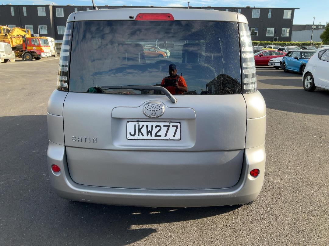 Photo '3' of Toyota Sienta