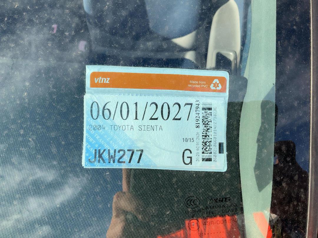 Photo '12' of Toyota Sienta