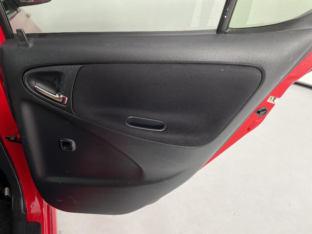 Photo '18' of Toyota Vitz Photo '18' of Toyota Vitz