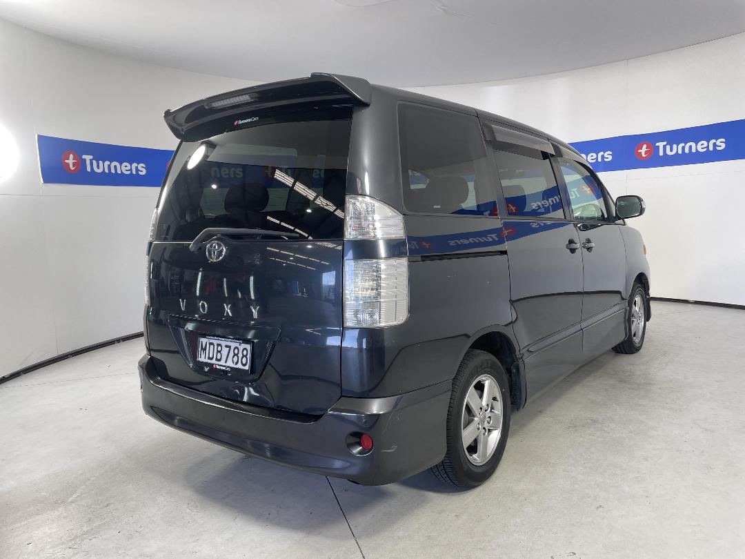 Photo '7' of Toyota Voxy