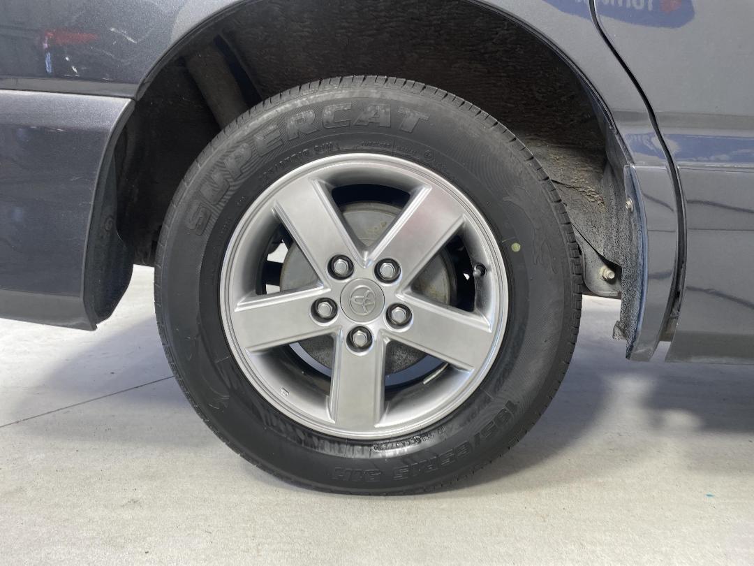 Photo '12' of Toyota Voxy