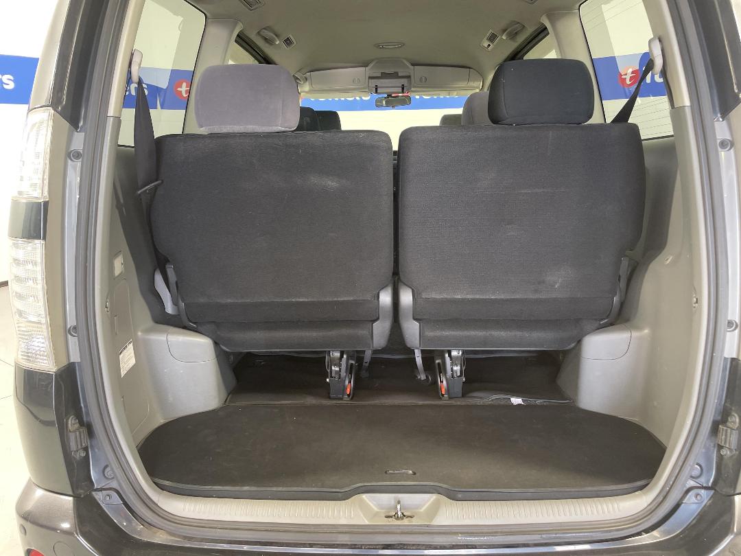 Photo '14' of Toyota Voxy