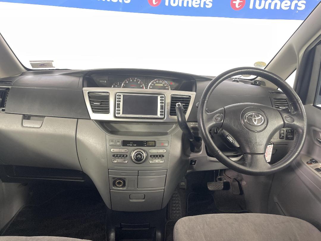 Photo '17' of Toyota Voxy