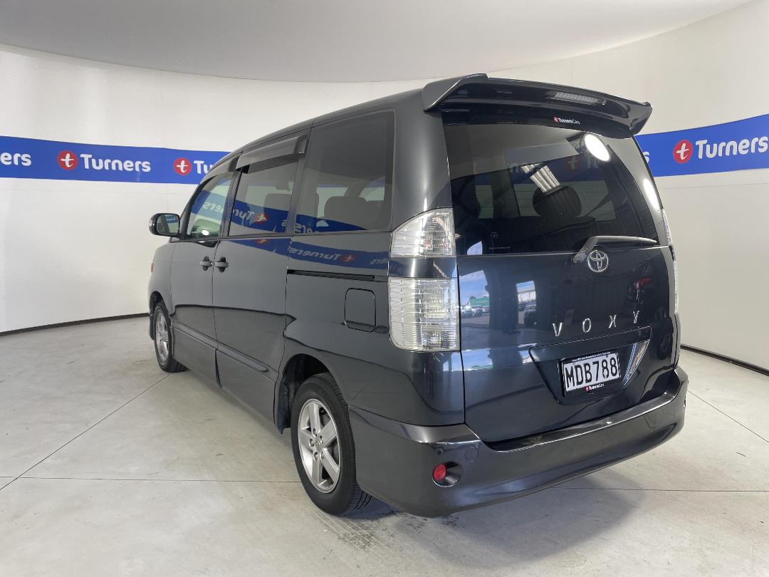 Photo '5' of Toyota Voxy