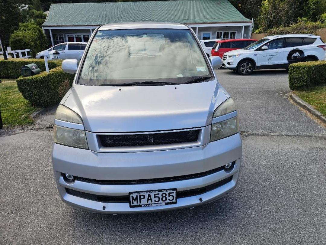 Photo '3' of Toyota Voxy