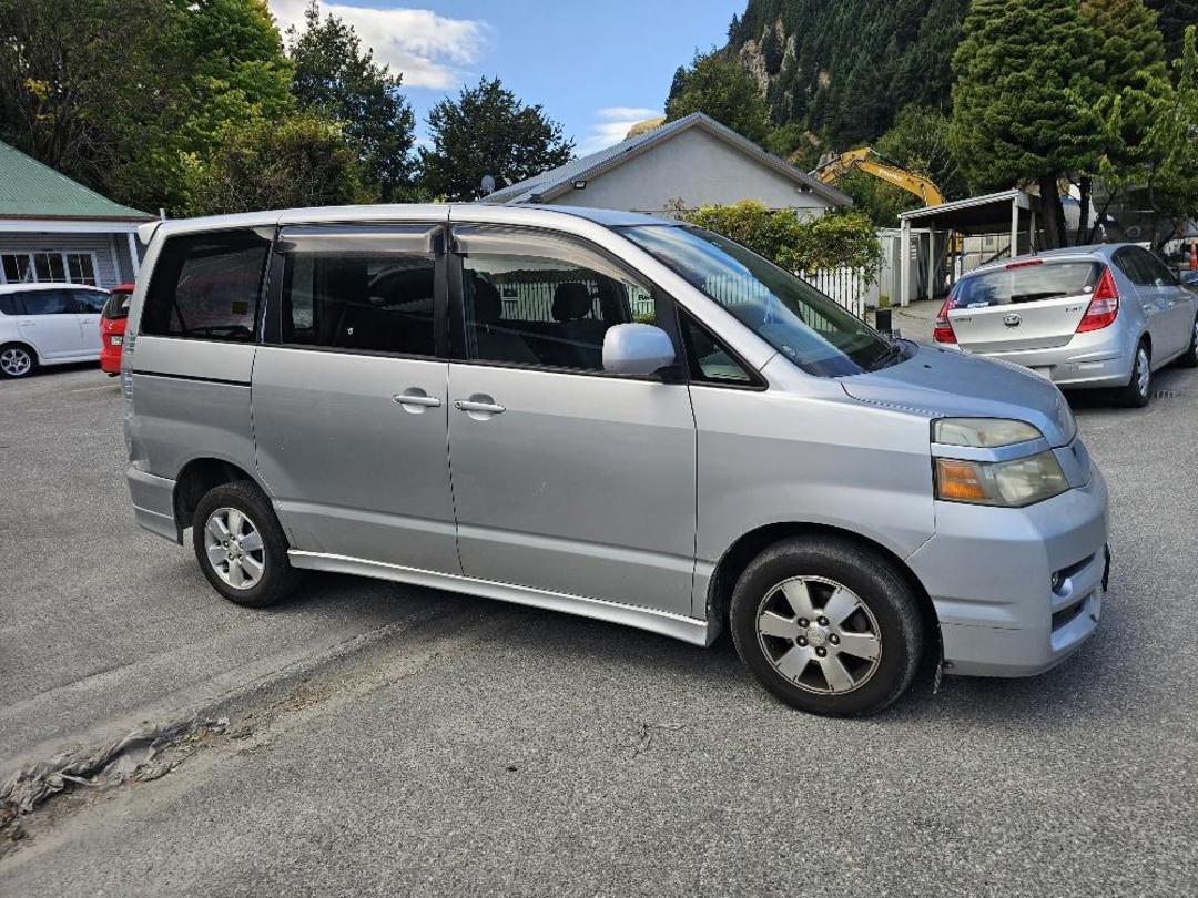 Photo '2' of Toyota Voxy