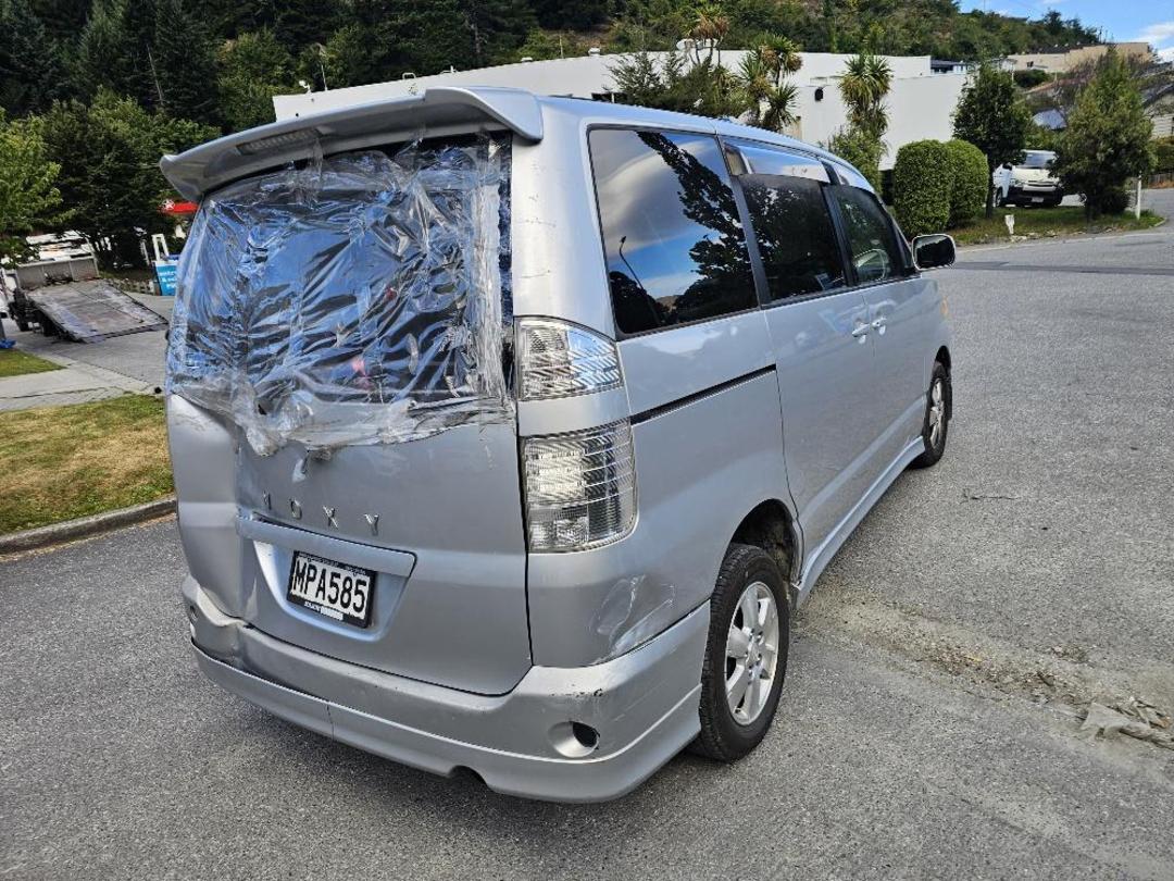 Photo '10' of Toyota Voxy