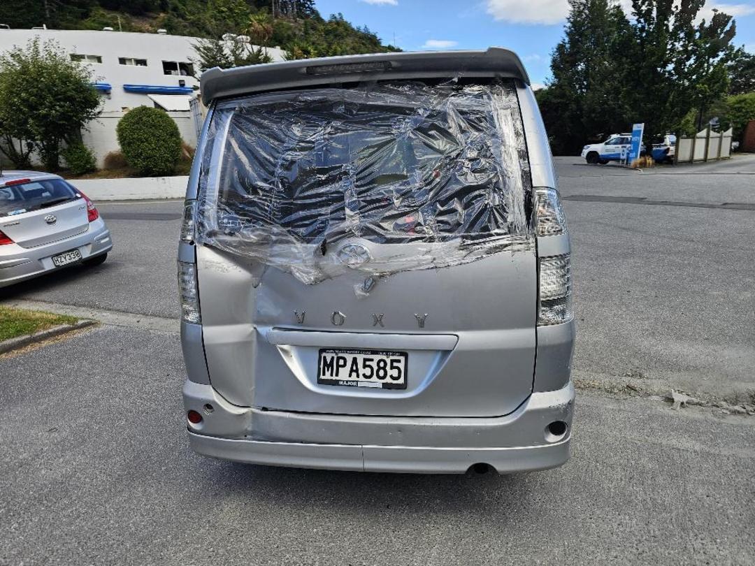 Photo '11' of Toyota Voxy