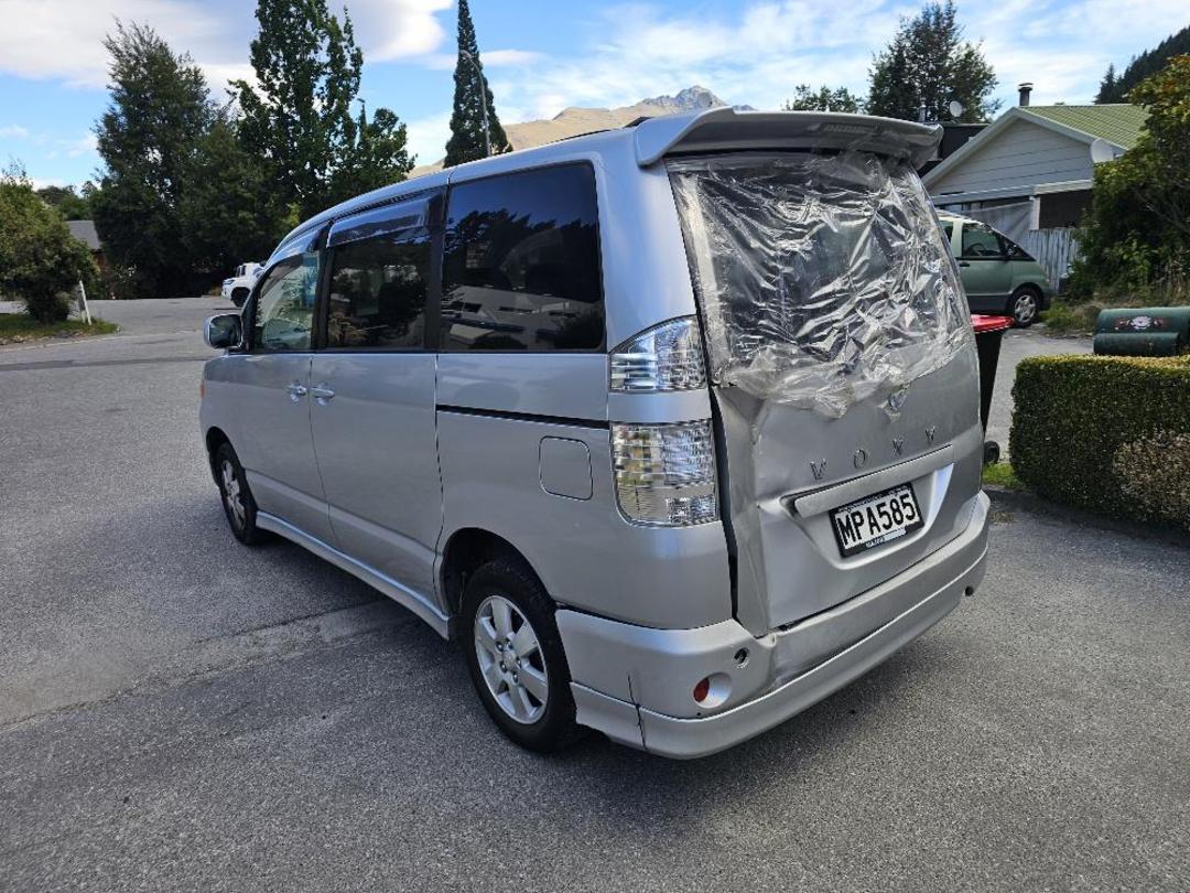 Photo '12' of Toyota Voxy