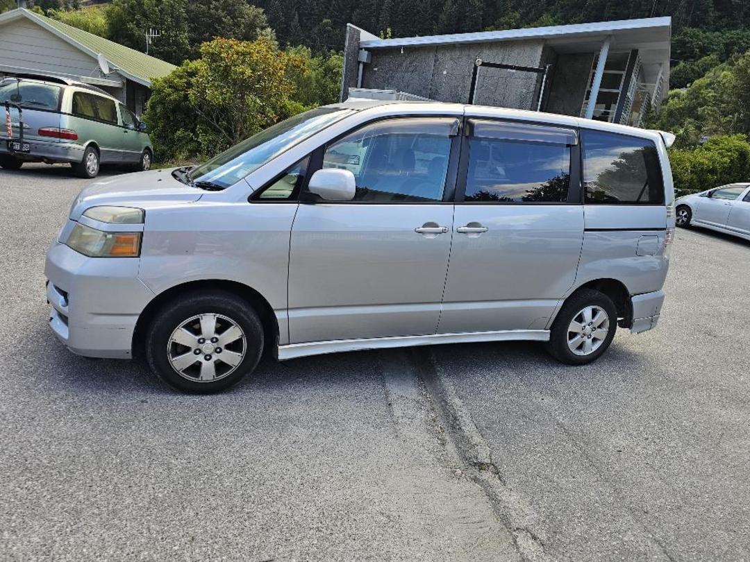 Photo '14' of Toyota Voxy