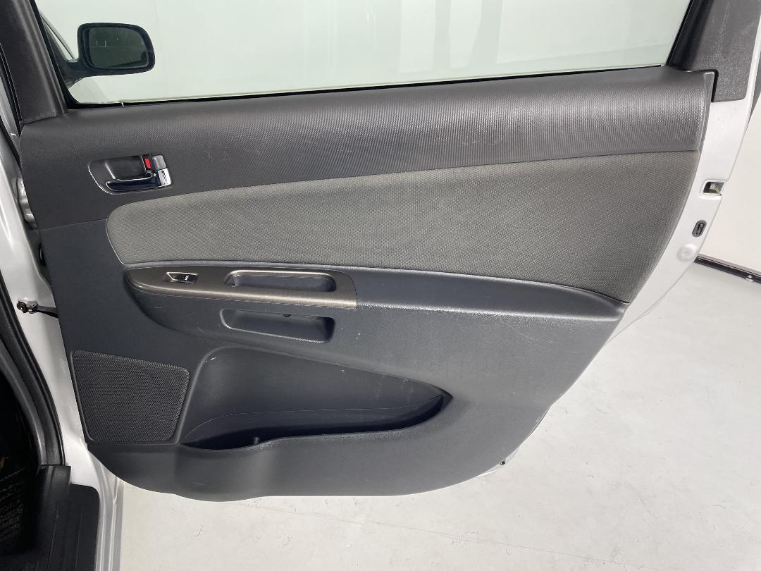 Photo '19' of Toyota Wish Photo '19' of Toyota Wish