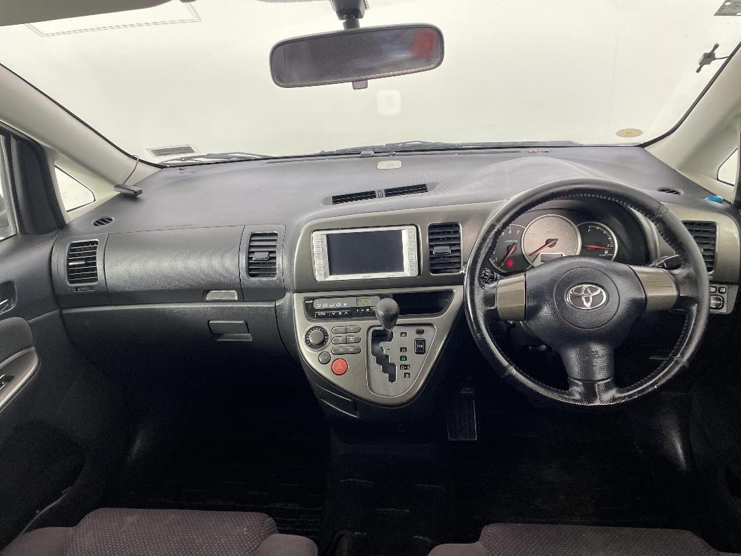 Photo '17' of Toyota Wish Photo '17' of Toyota Wish