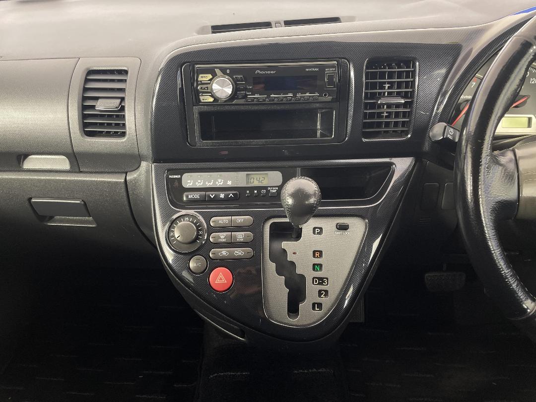 Photo '18' of Toyota Wish