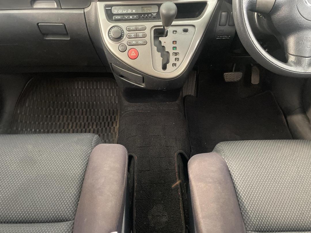 Photo '18' of Toyota Wish Photo '18' of Toyota Wish