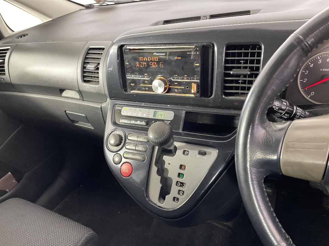 Photo '18' of Toyota Wish