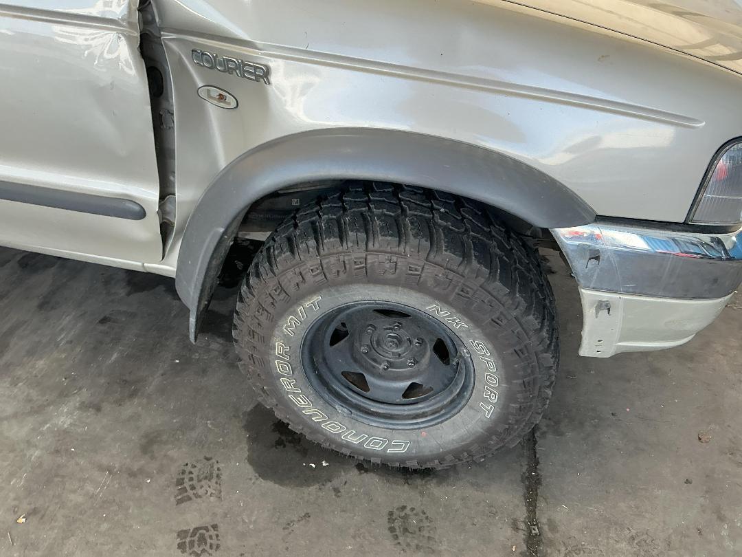 Photo '2' of Ford Courier TD XLX CR W/S