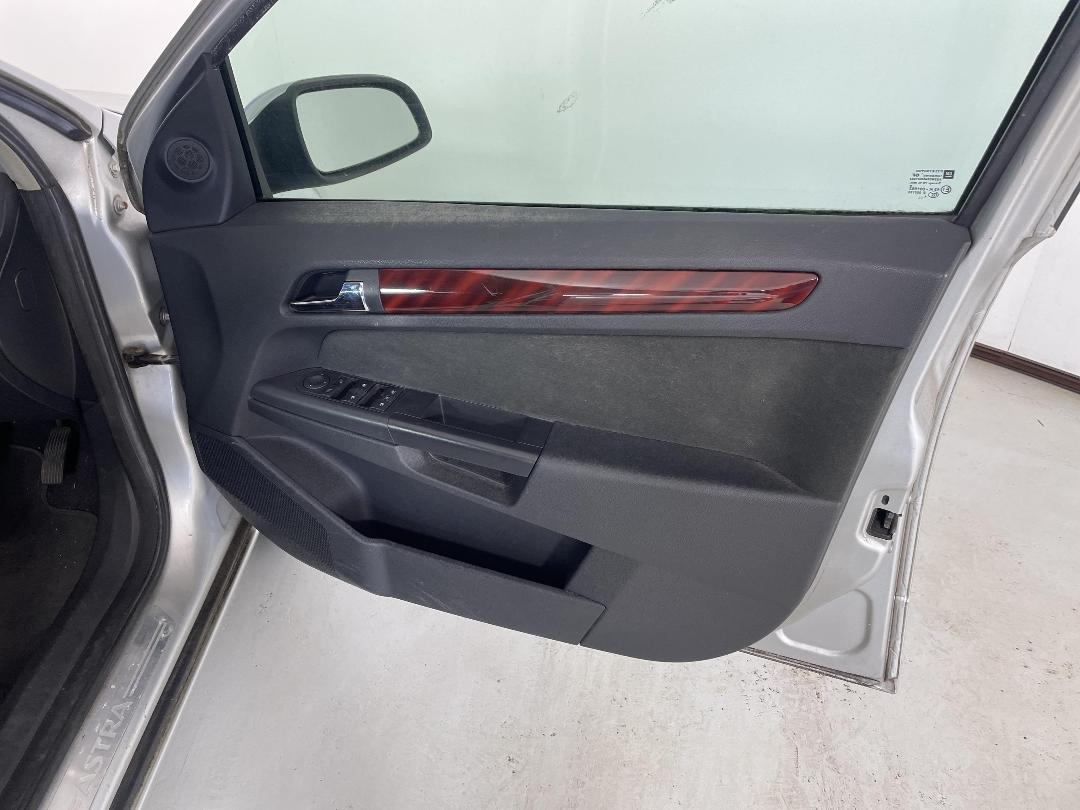 Photo '13' of Holden Astra CDX