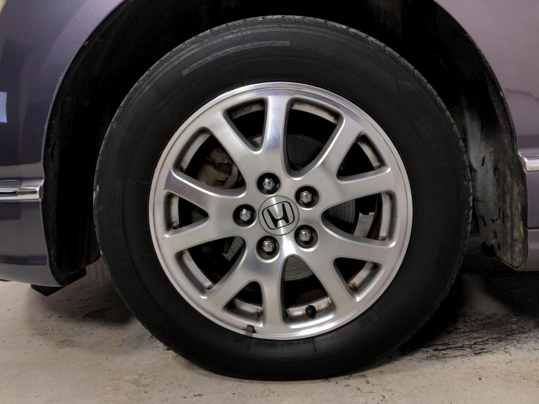 Damaged Honda Odyssey 2005 in Avalon Drive at Turners Damaged and End