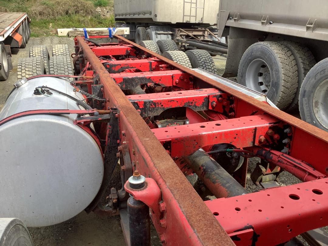 Photo '19' of International 9800 EAGLE Cab Chassis Photo '19' of International 9800 EAGLE Cab Chassis