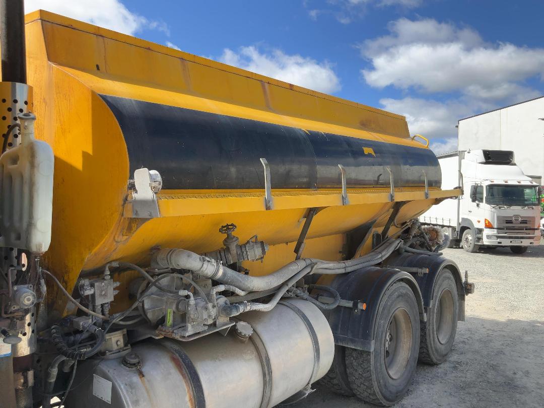 Photo '10' of Isuzu CXZ 400 GIGAMAX Tanker