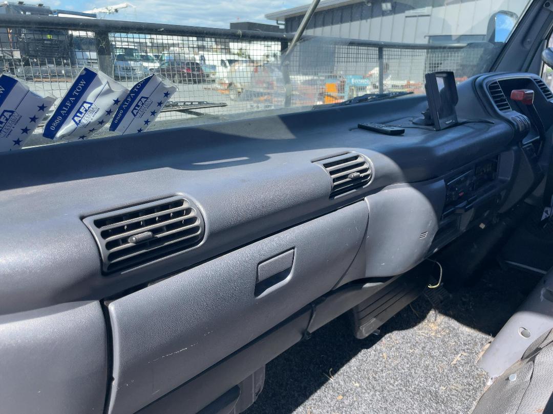 Photo '22' of Isuzu ELF NPR81 Tow Truck