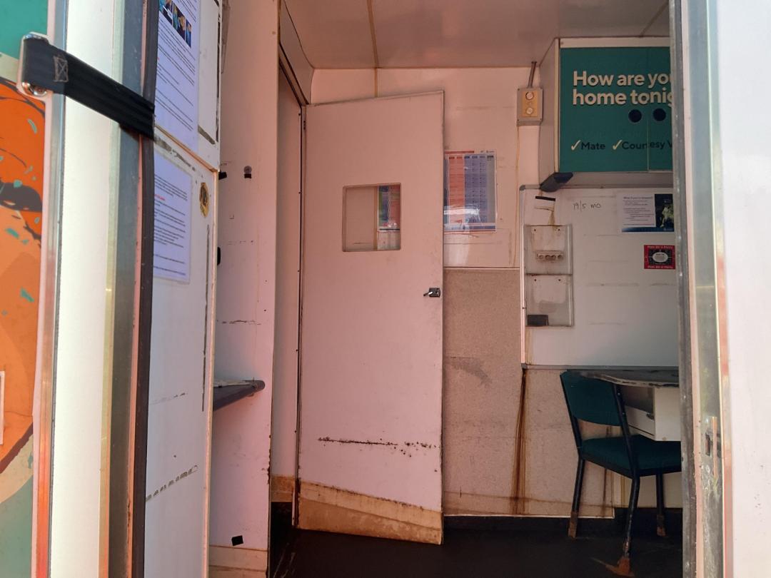 Photo '20' of Isuzu NPR 450 Box Body