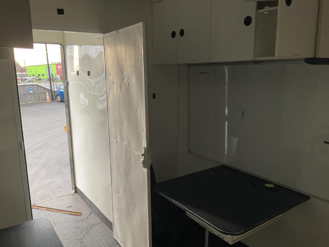 Photo '16' of Isuzu NPR 450 Box Body