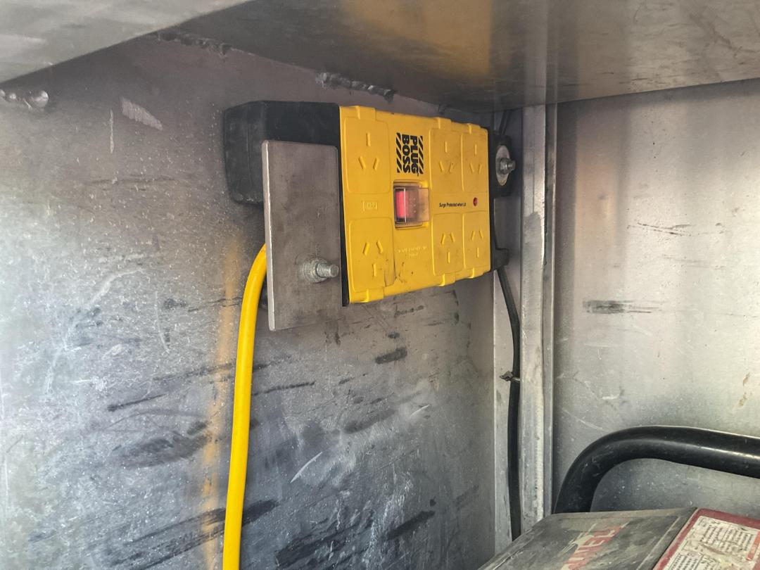 Photo '32' of Isuzu NPR 250 Service Vehicle