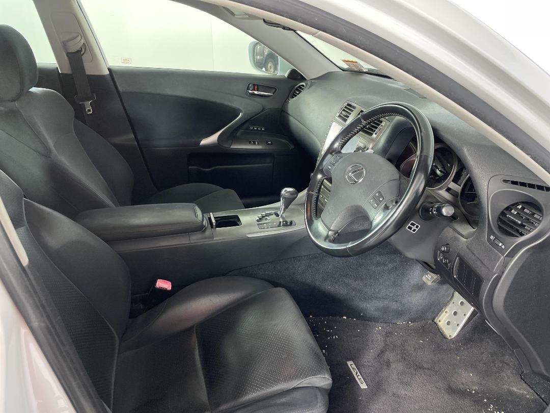 Photo '16' of Lexus IS350