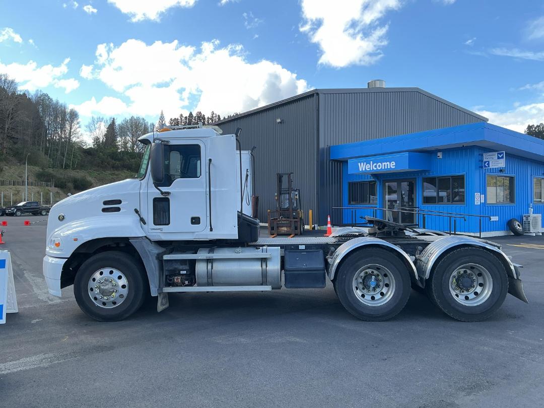 Photo '7' of Mack CX688 RS Tractor Unit Photo '7' of Mack CX688 RS Tractor Unit
