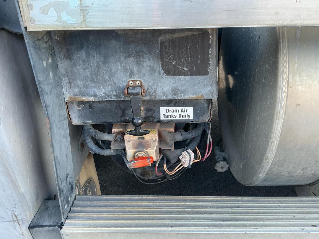 Photo '29' of Mack CX688 RS Tractor Unit Photo '29' of Mack CX688 RS Tractor Unit