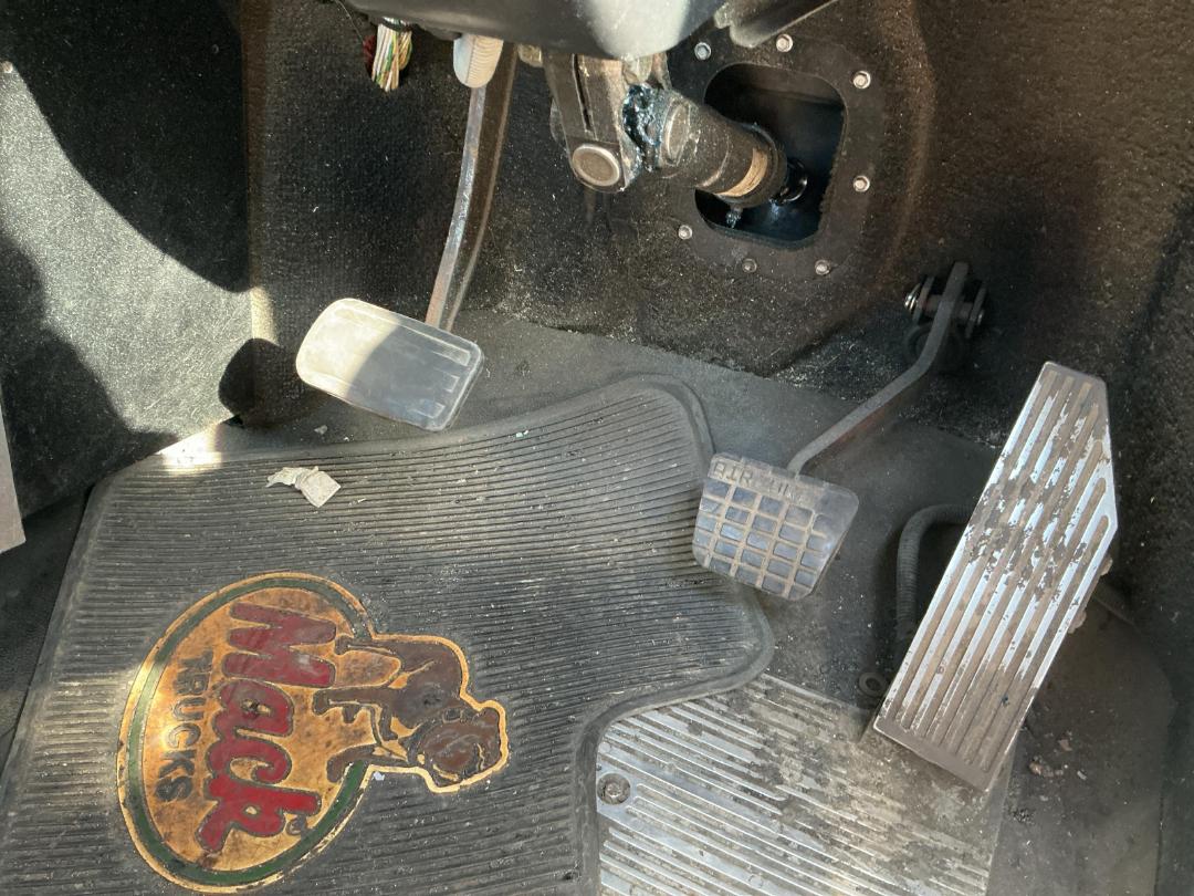 Photo '16' of Mack CX688 RS Tractor Unit Photo '16' of Mack CX688 RS Tractor Unit