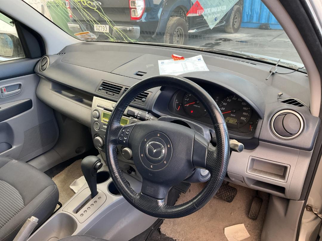 Photo '8' of Mazda Demio 1300 Photo '8' of Mazda Demio 1300