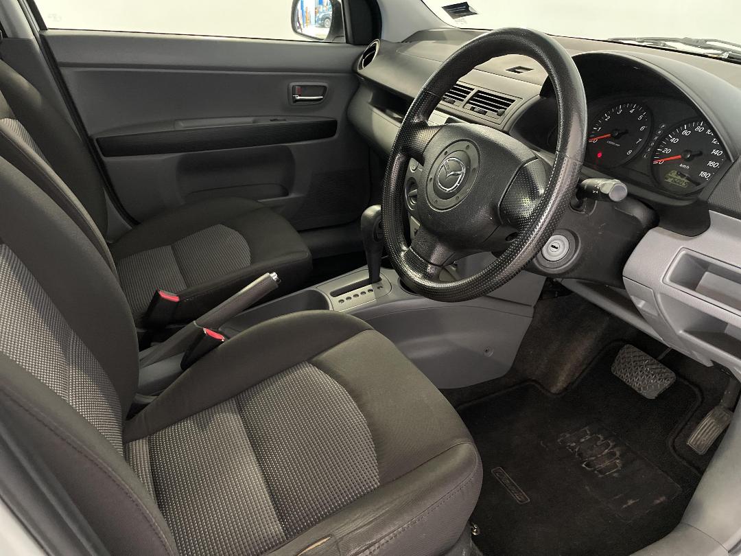 Photo '16' of Mazda Demio Photo '16' of Mazda Demio