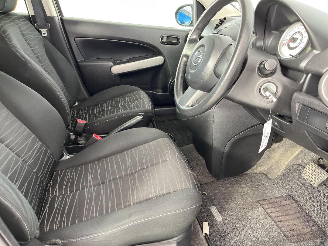 Photo '16' of Mazda Demio Photo '16' of Mazda Demio