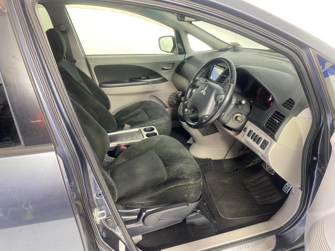 Photo '16' of Mitsubishi Grandis