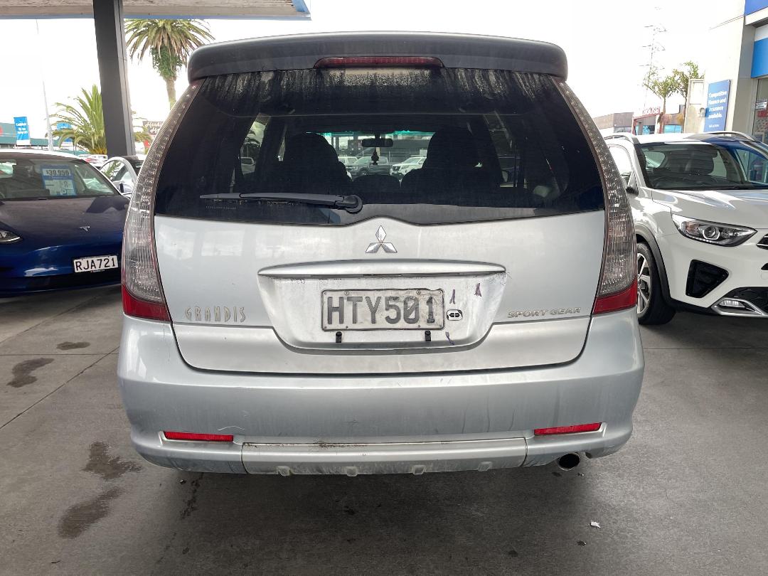 Photo '9' of Mitsubishi Grandis Photo '9' of Mitsubishi Grandis