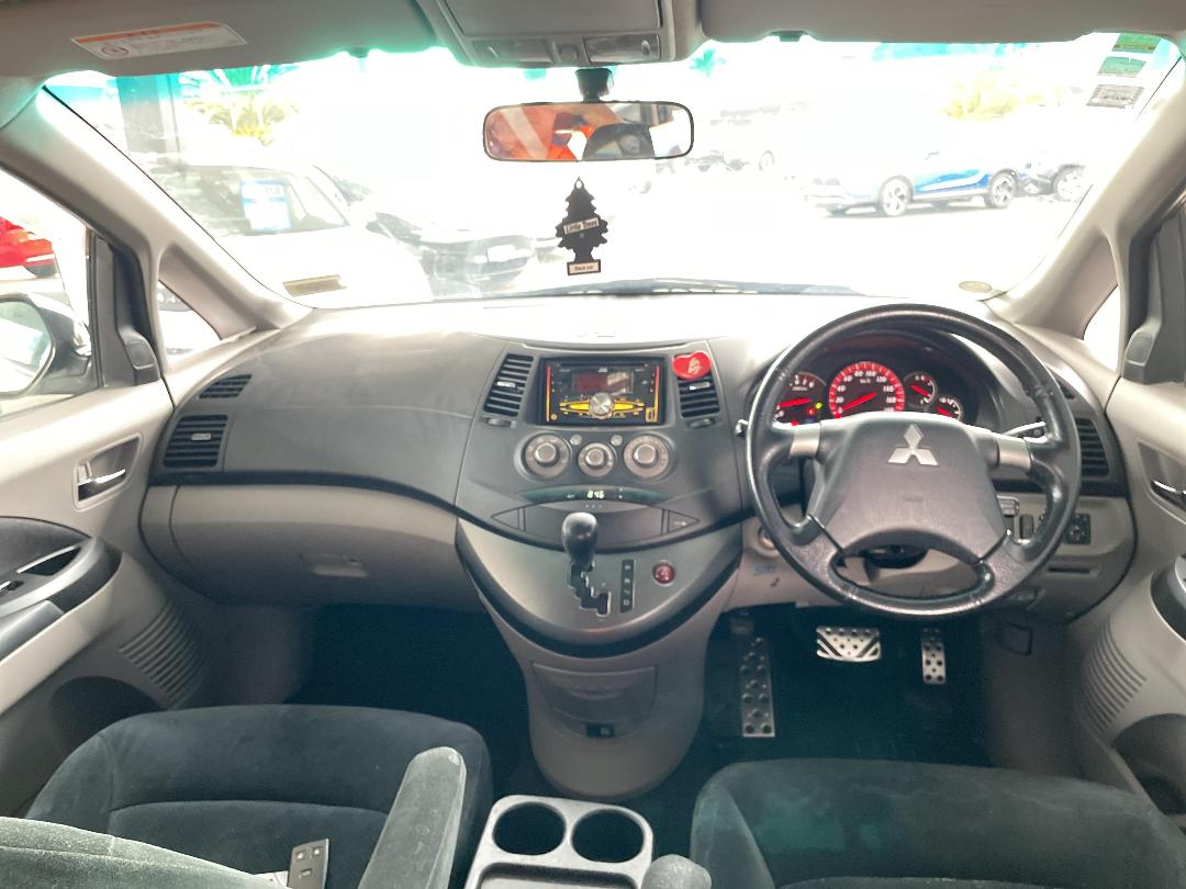 Photo '19' of Mitsubishi Grandis Photo '19' of Mitsubishi Grandis