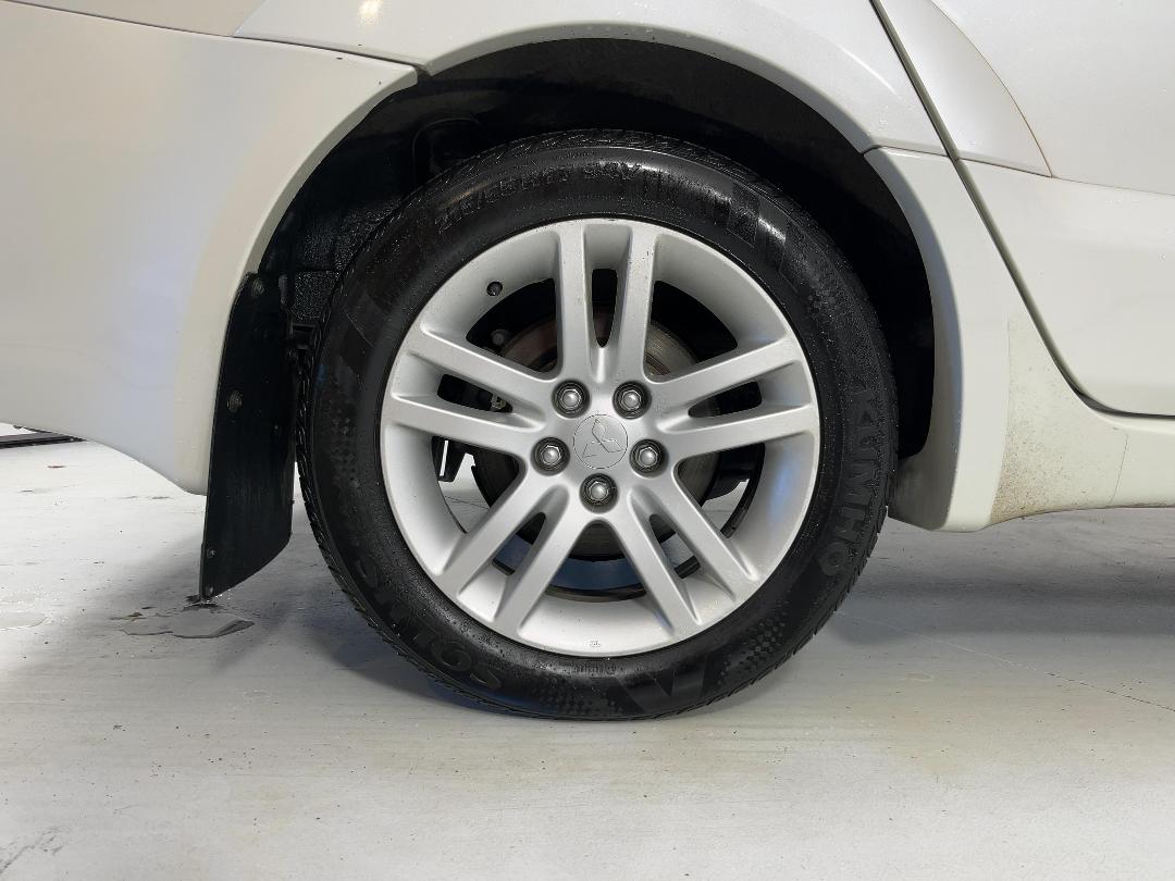 Photo '12' of Mitsubishi Grandis