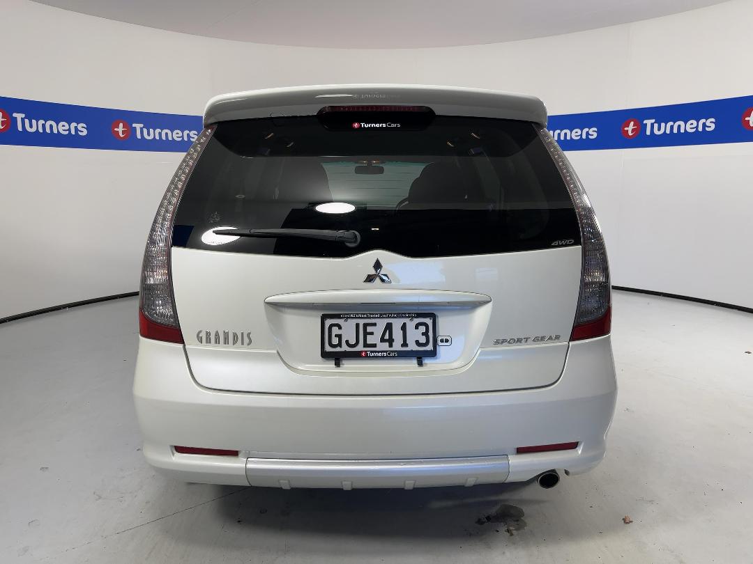 Photo '6' of Mitsubishi Grandis