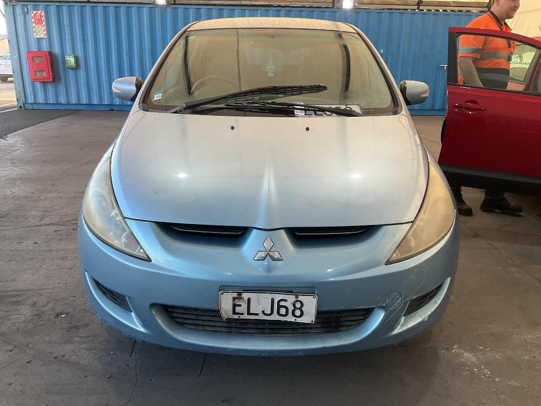 Photo '4' of Mitsubishi Grandis