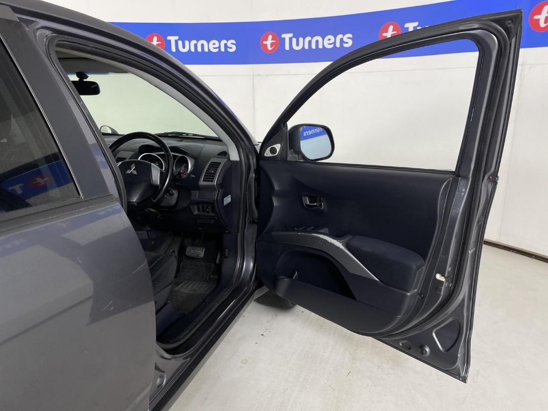 Photo '15' of Mitsubishi Outlander Photo '15' of Mitsubishi Outlander