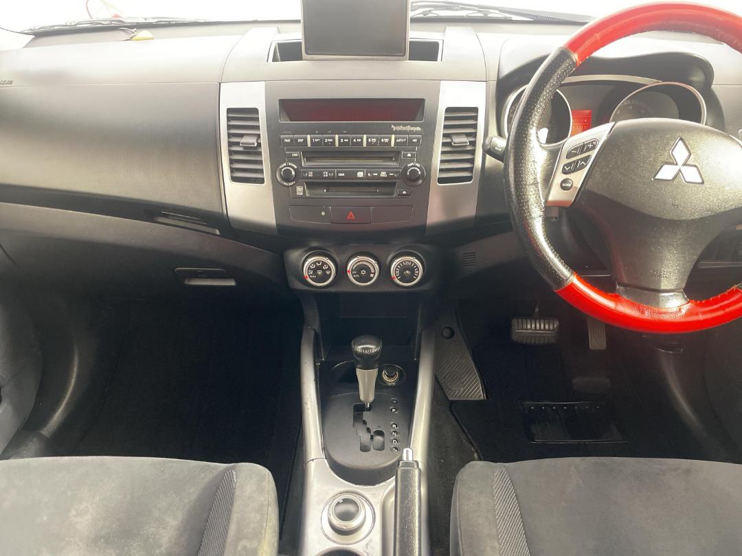 Photo '16' of Mitsubishi Outlander