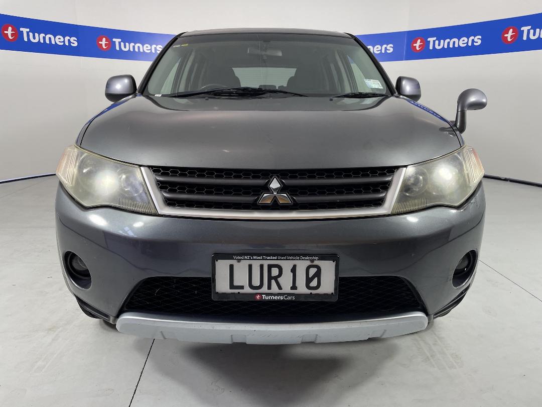 Photo '2' of Mitsubishi Outlander