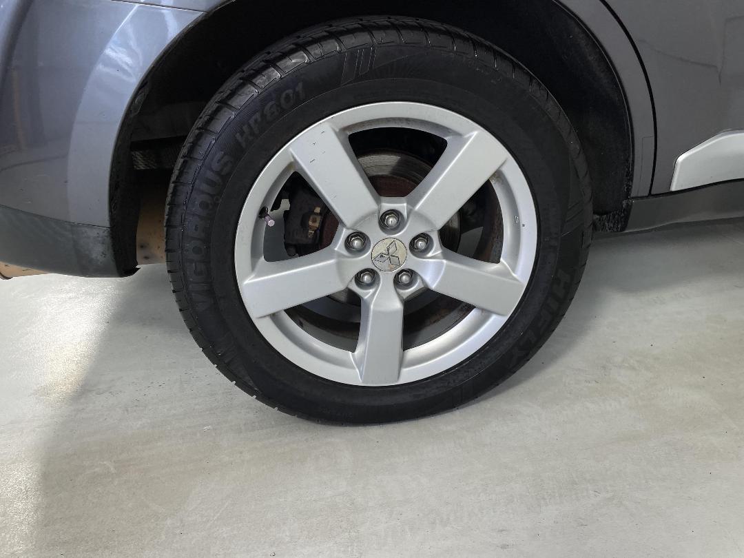 Photo '12' of Mitsubishi Outlander