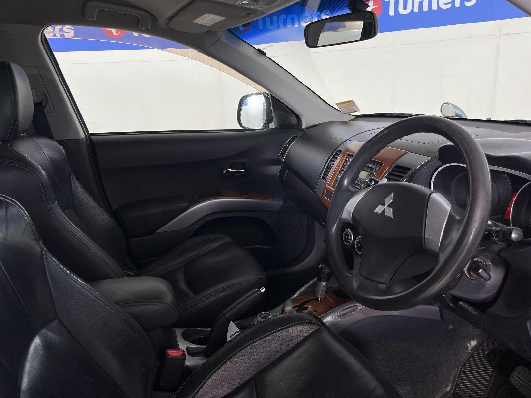 Photo '16' of Mitsubishi Outlander Photo '16' of Mitsubishi Outlander