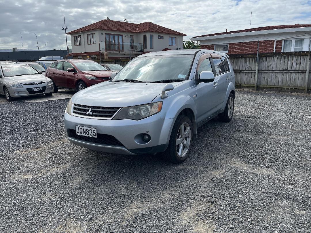 Photo '3' of Mitsubishi Outlander Photo '3' of Mitsubishi Outlander