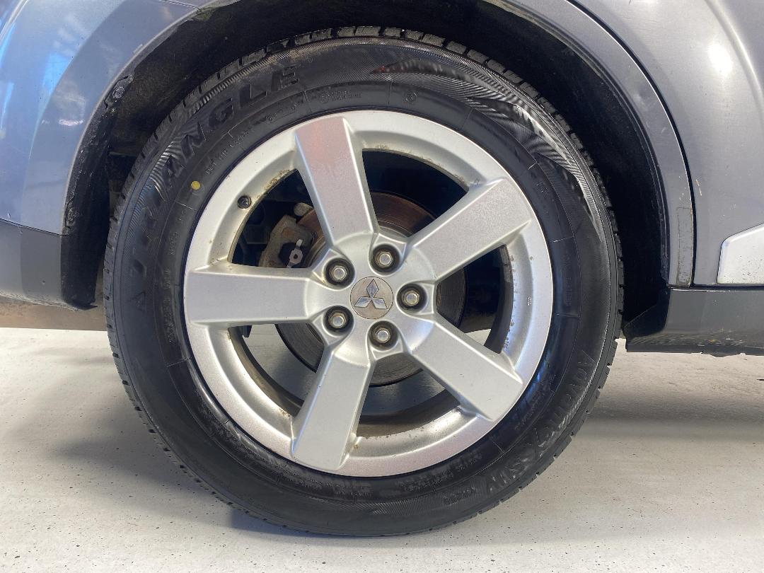 Photo '12' of Mitsubishi Outlander