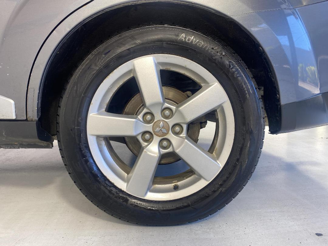 Photo '11' of Mitsubishi Outlander